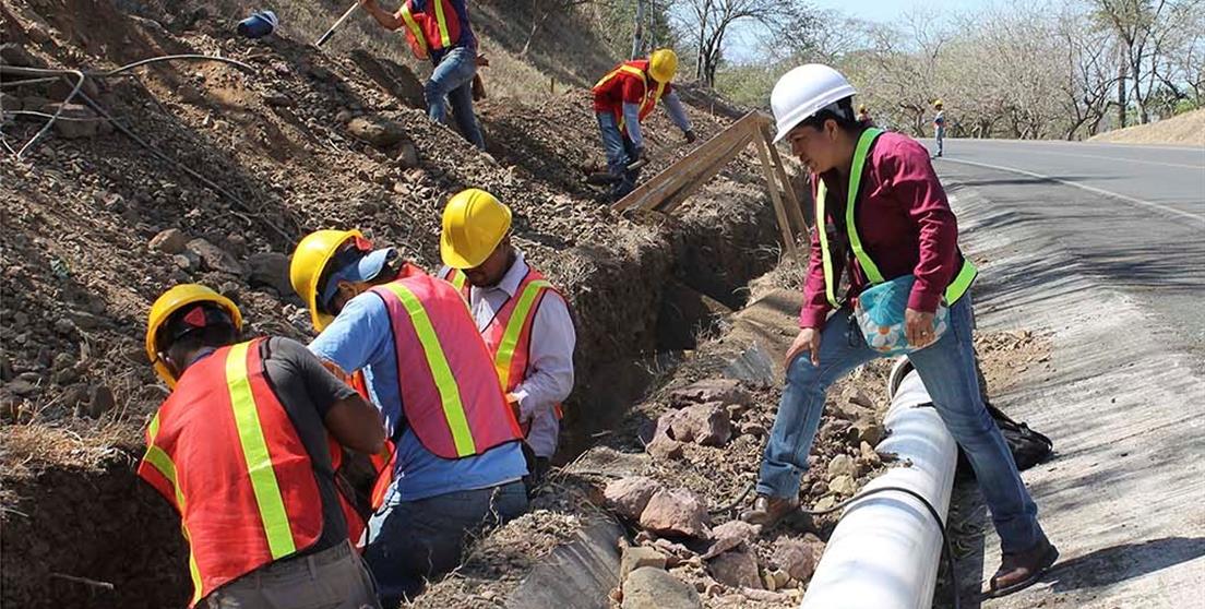 obreros trabajando en una zanja