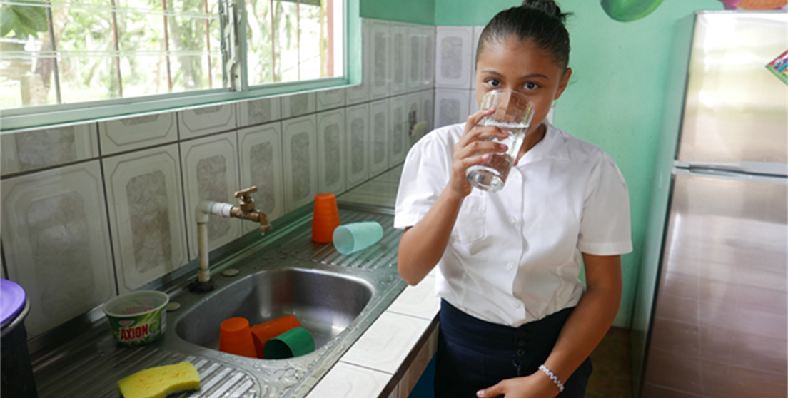 niña malecu bebe agua