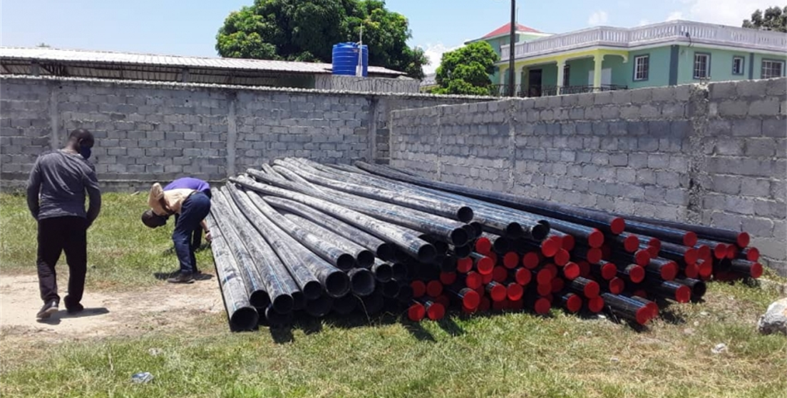 inspeccionando materiales de obra en Haití 