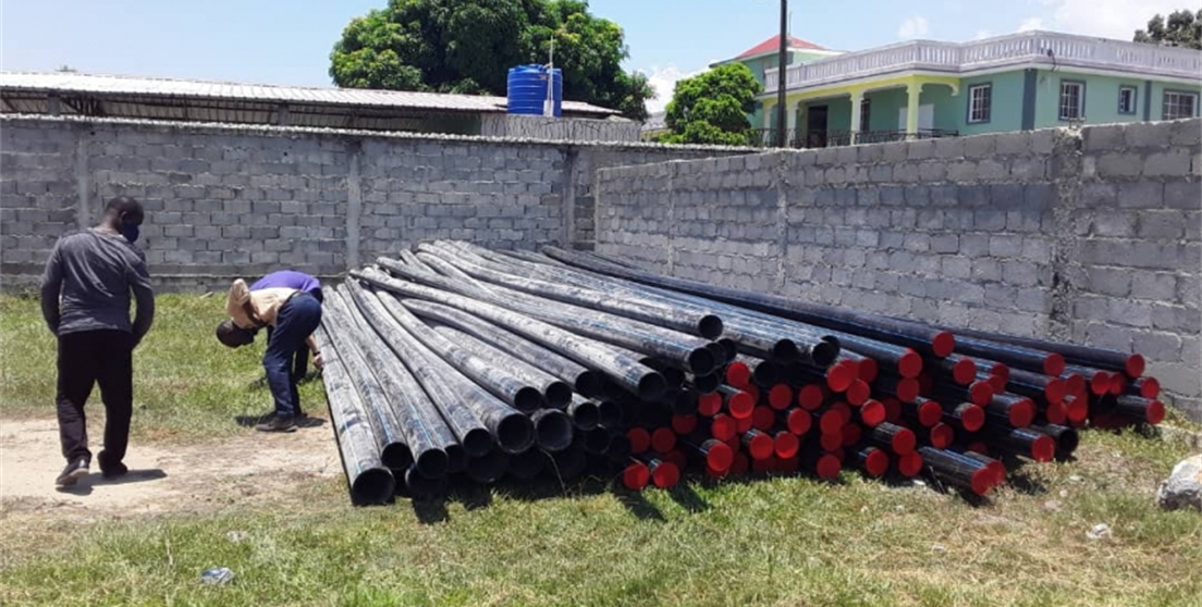 inspeccionando materiales de obra en Haití