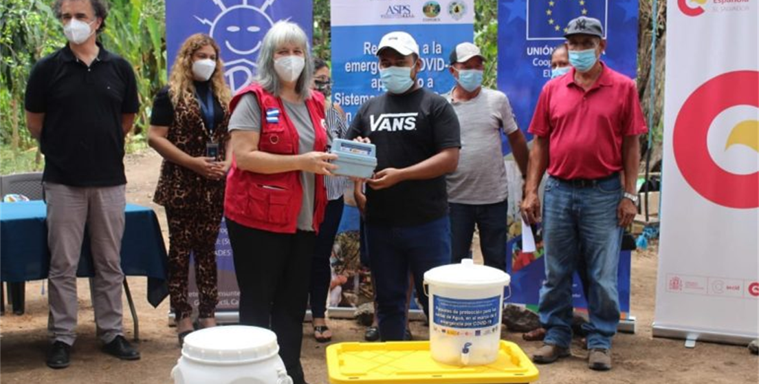 Cristina Aldama entregando kits en las comunidades