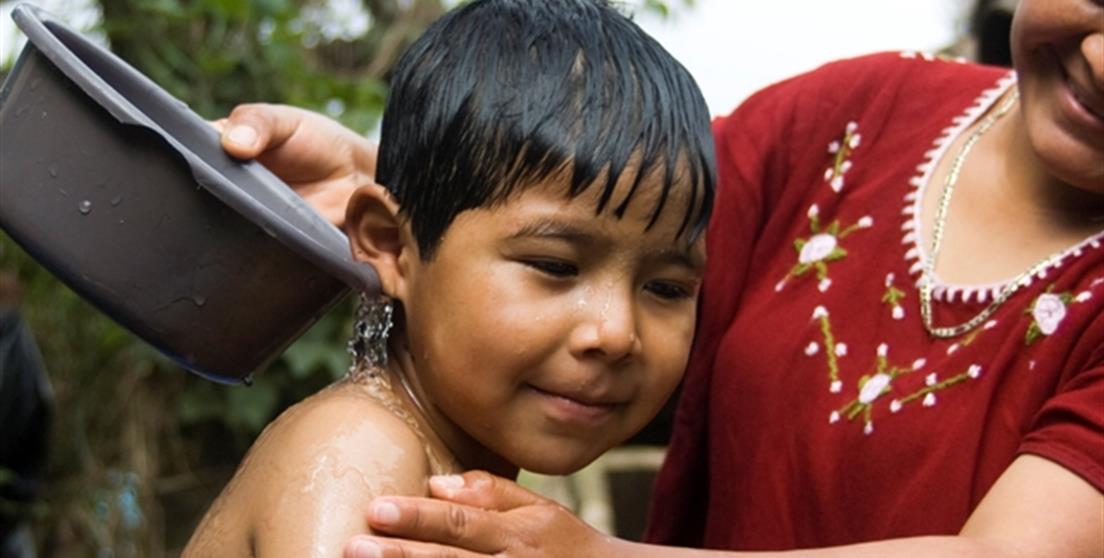 niño bañándose