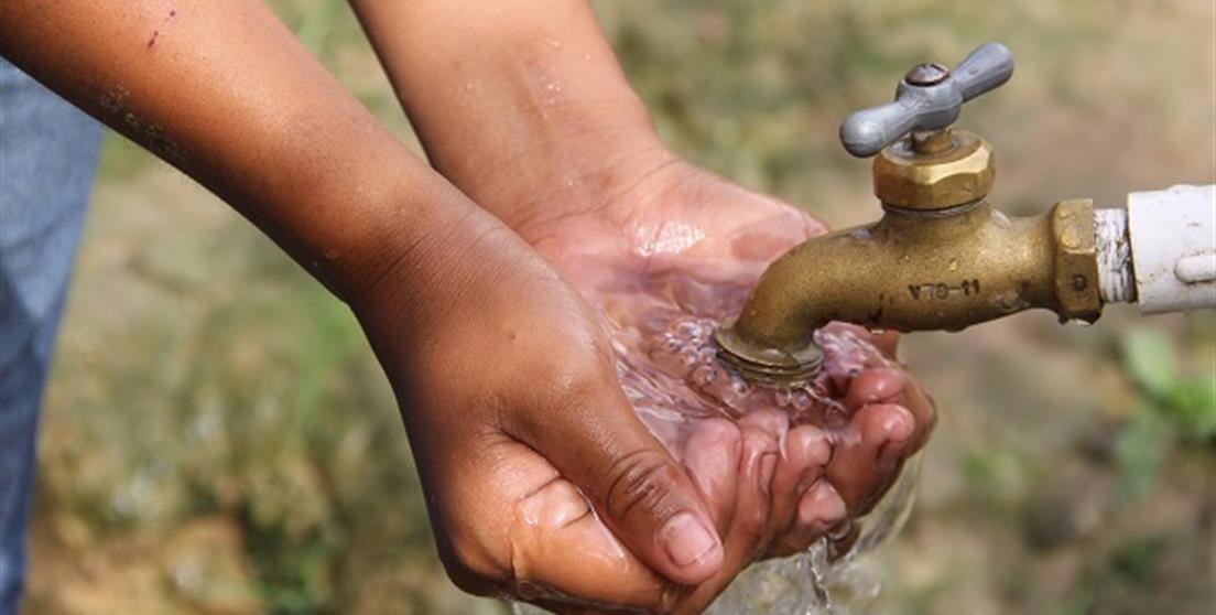 Manos y agua