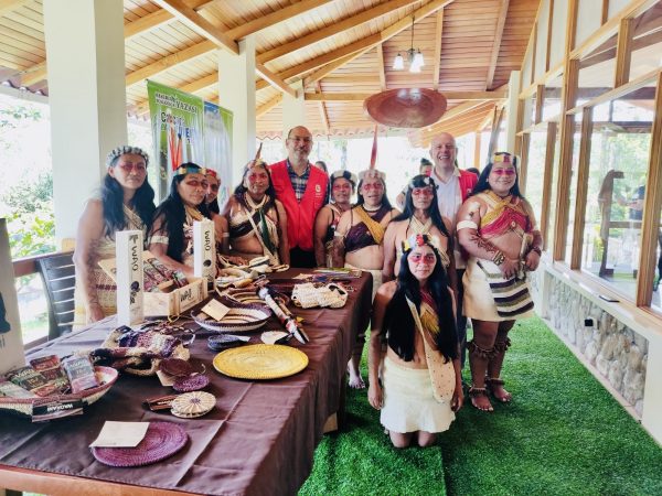 En la foto, representantes de la Asociación de Mujeres Waoranis de la Amazonía Ecuatoriana y de la Cooperación Española Ecuador al lado de la exposición de sus emprendimientos.
