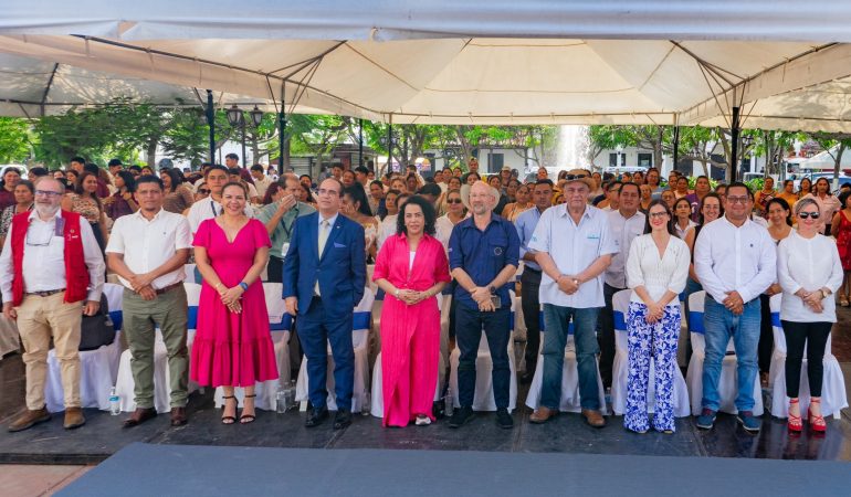 Grupo de personas posando para fotografía bajo carpa