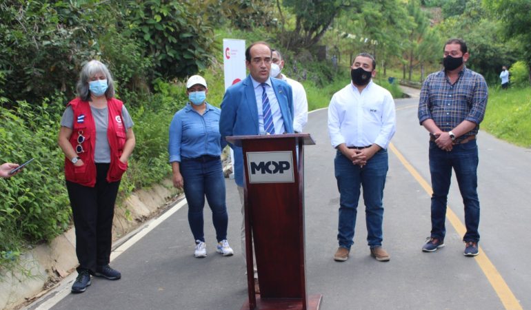 Embajador de España en El Salvador, Carlos de la Morena y Cristina Aldama, Coordinadora General de la AECID en El Salvador, junto al Ministro de Obras Públicas, Romeo Rodríguez