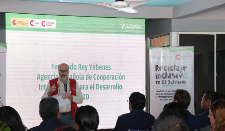 Hombre hablando durante el evento