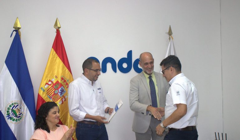 Representantes de la Agencia Española de Cooperación Internacional para el Desarrollo (AECID) y ...