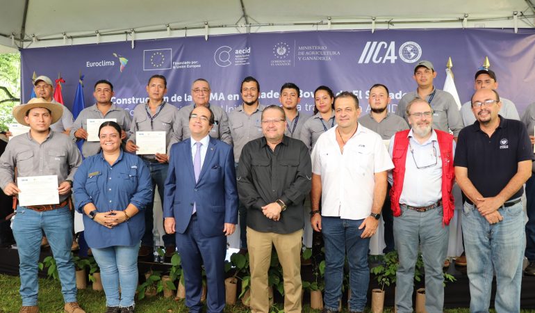 El Embajador de España en El Salvador, Carlos de la Morena; junto al Coordinador de la Agencia ...