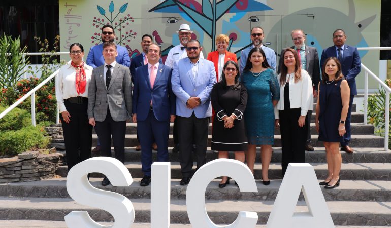 El Embajador de España en El Salvador, D. Carlos de la Morena, y el Coordinador de la Agencia ...