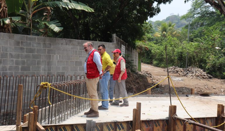 Fernando Rey Yébenes, durante visita de seguimiento al proyecto «Mejoramiento de calle ...