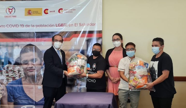 El Embajador de España en El Salvador, Carlos de la Morena, y Cristina Aldama junto con otras ...