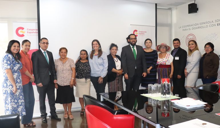 Grupo de personas posando para fotografía