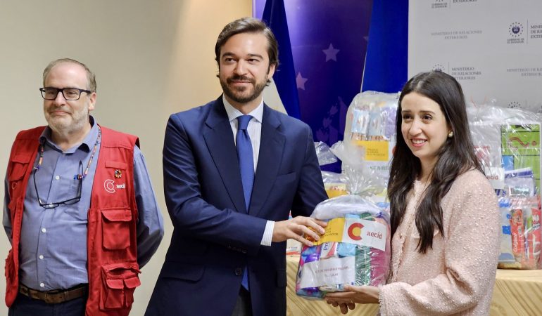 Entregando los productos de asistencia sanitaria el encargado de Negocios a.i de la Embajada de ...