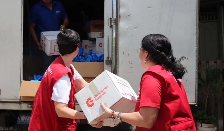 Cooperantes sacando cajas de camión 