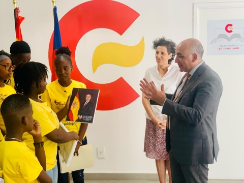 Marco Antonio Peñín, embajador de España en Haití junto a jóvenes
