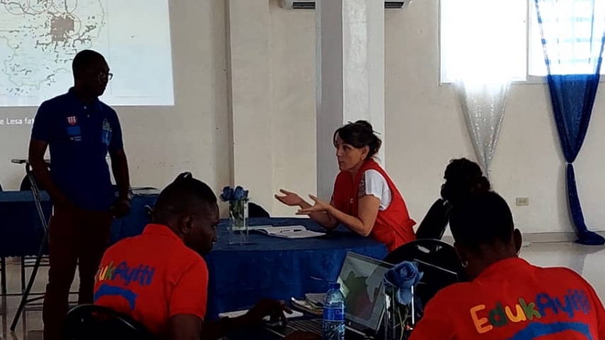 Cooperante charlando con alumnos