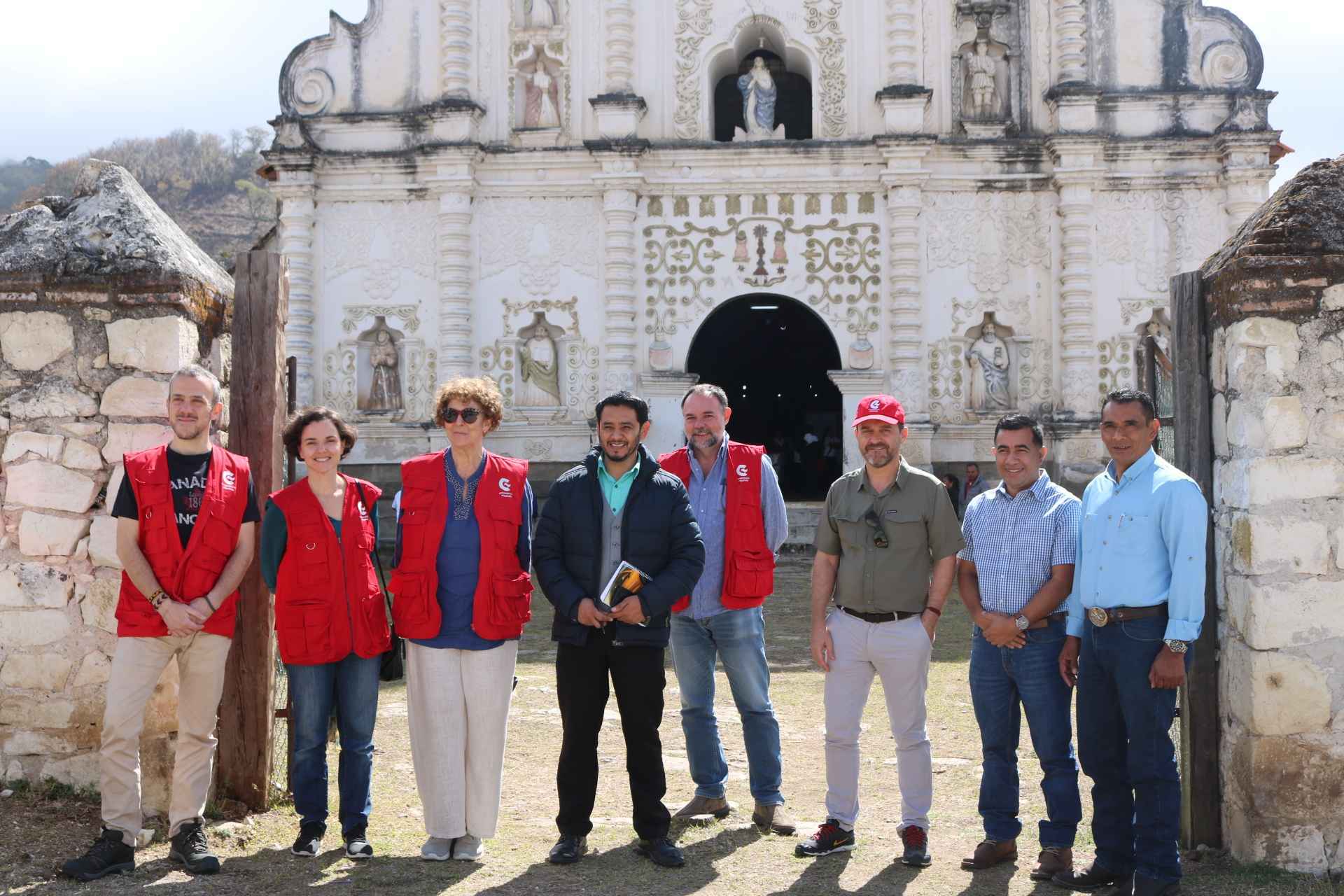 Foto: Delegación de patrimonio y del programa indígena y afrodescendiente frente a la iglesia ...