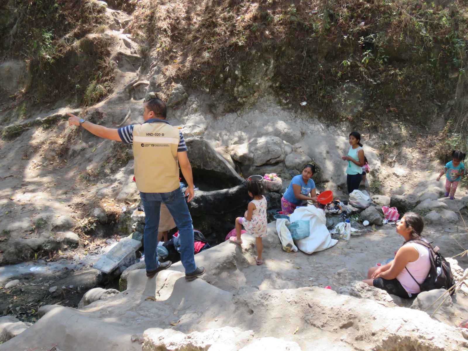 Foto: Técnico del proyecto del Fondo del Agua para Siguatepeque haciendo monitoreo en uno de los ...