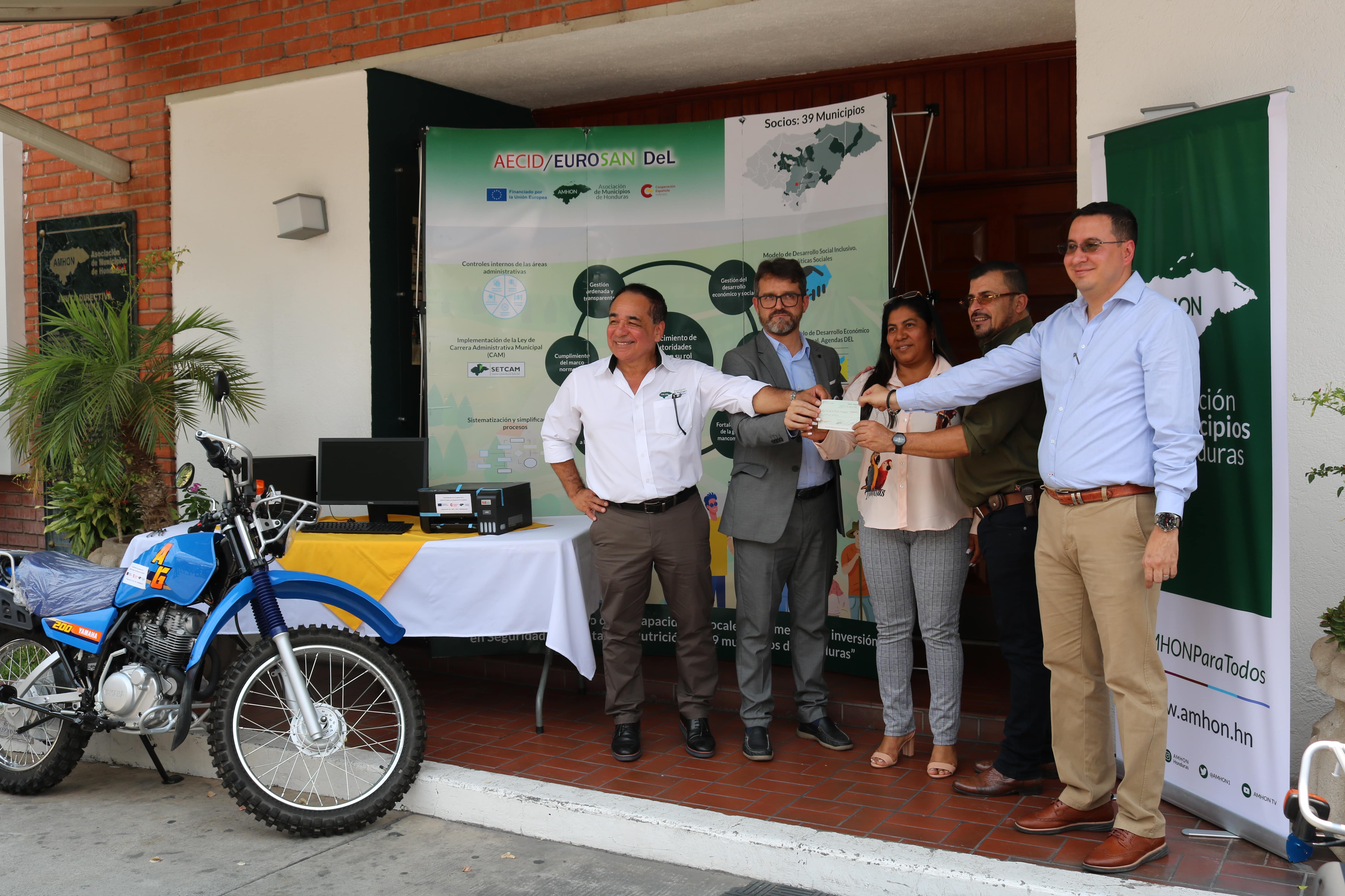 Se entrega apalancamientos financieros, equipo informático y motocicletas, para fortalecer la ...