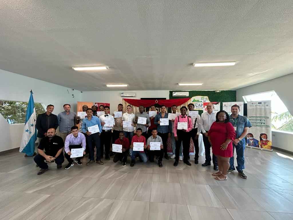 Más de 70 jóvenes certificados en áreas técnicas y sistemas foto voltaicos en Trujillo 