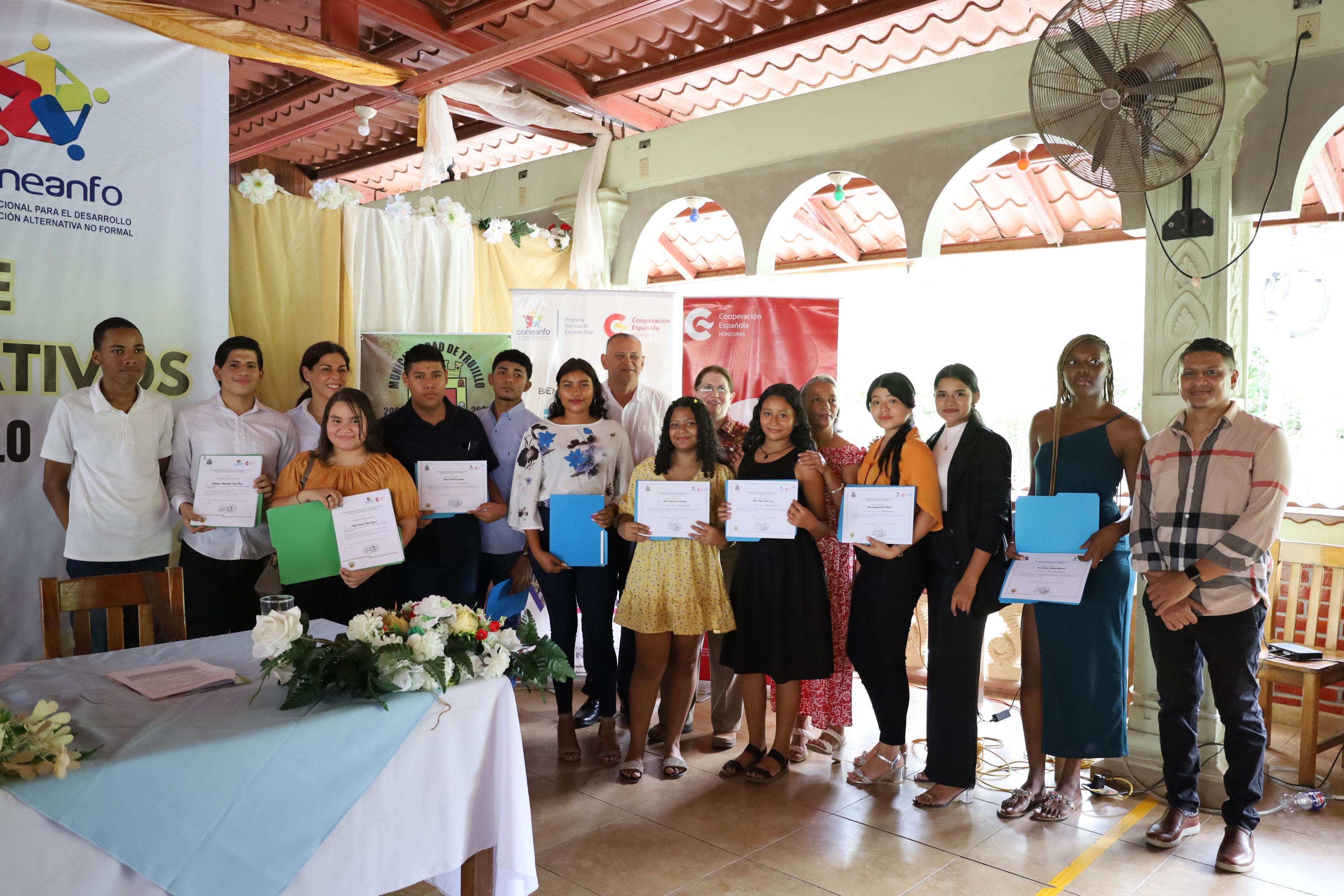 Jóvenes se certifican en: Cajero Comercial, Impulsador de Diversos Productos, Pintor Residencial ...