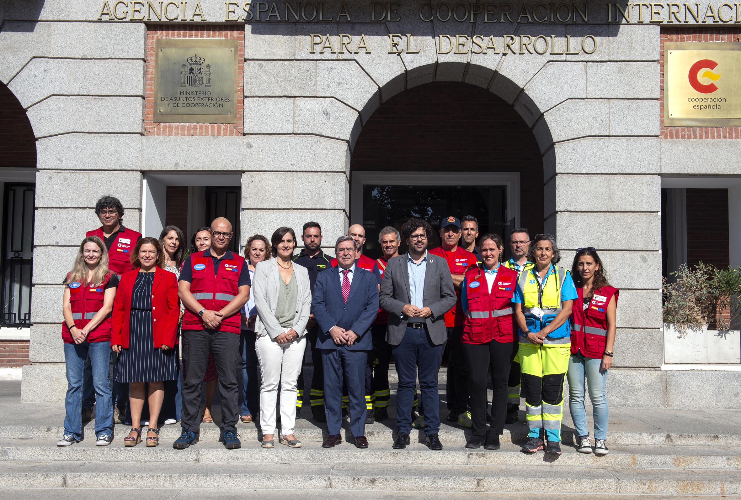 Grupo de cooperantes posando para fotografía