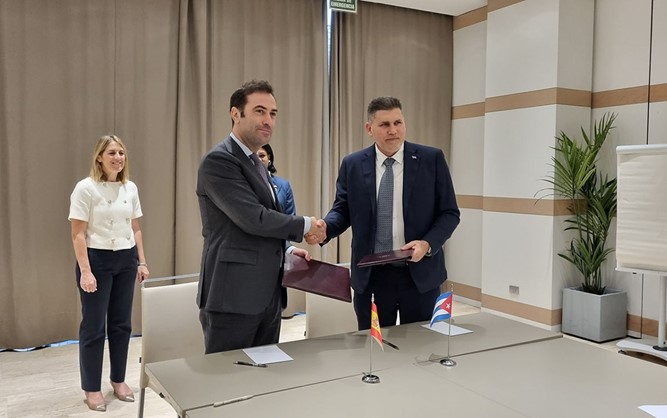 el ministro español de Economía, Comercio y Empresa, Carlos Cuerpo y el ministro cubano de Comercio Exterior e Inversión Extranjera, Óscar Pérez-Oliva Fraga tras la firma del acuerdo de condonación de la deuda con Cuba