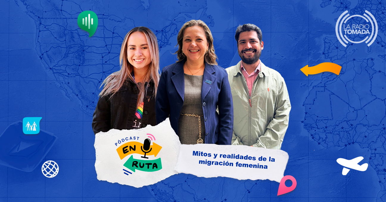 Sobre un mapa azul aparecen las fotografías de los dos conductores del pódcast y de la invitada de este episodio, con el texto Pódcast En ruta: Mitos y realidades de la migración femenina