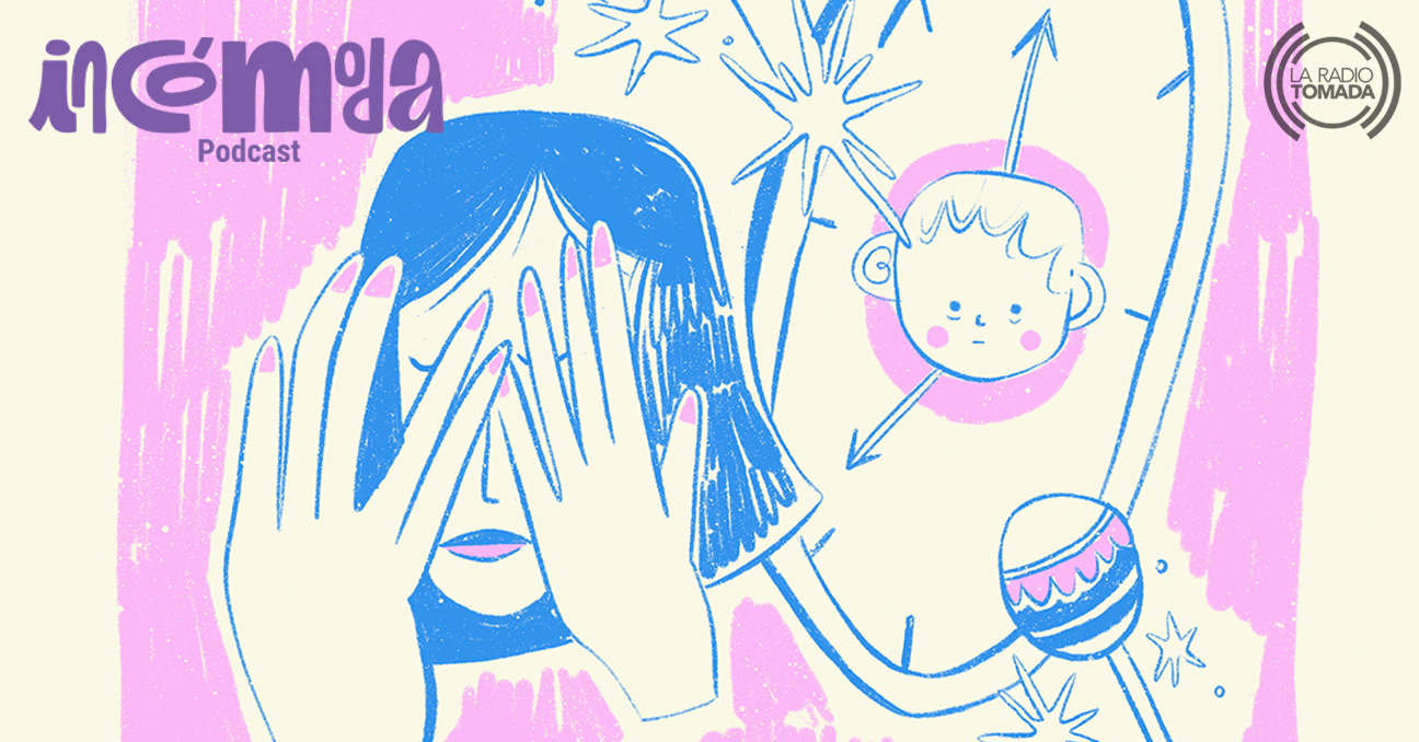 Una ilustración en la que una mujer se cubre el rostro con las manos, rodeada por una carita de bebé y un sonajero. También aparece el texto: Incómoda pódcast y La Radio Tomada.