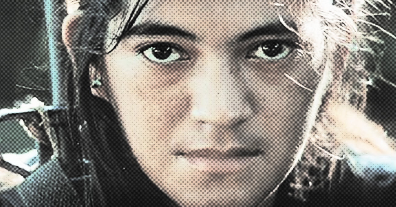 Rostro en primer plano de una guerrillera joven, que aparece en la portada del libro «Insurrectas. El Salvador (1970-1992)»