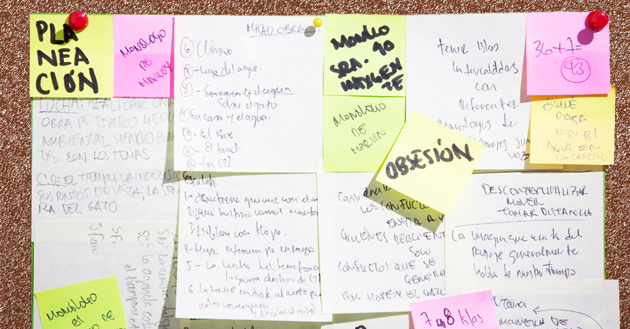 Varias notas y post-it de colores manuscritos en un mural de corcho.