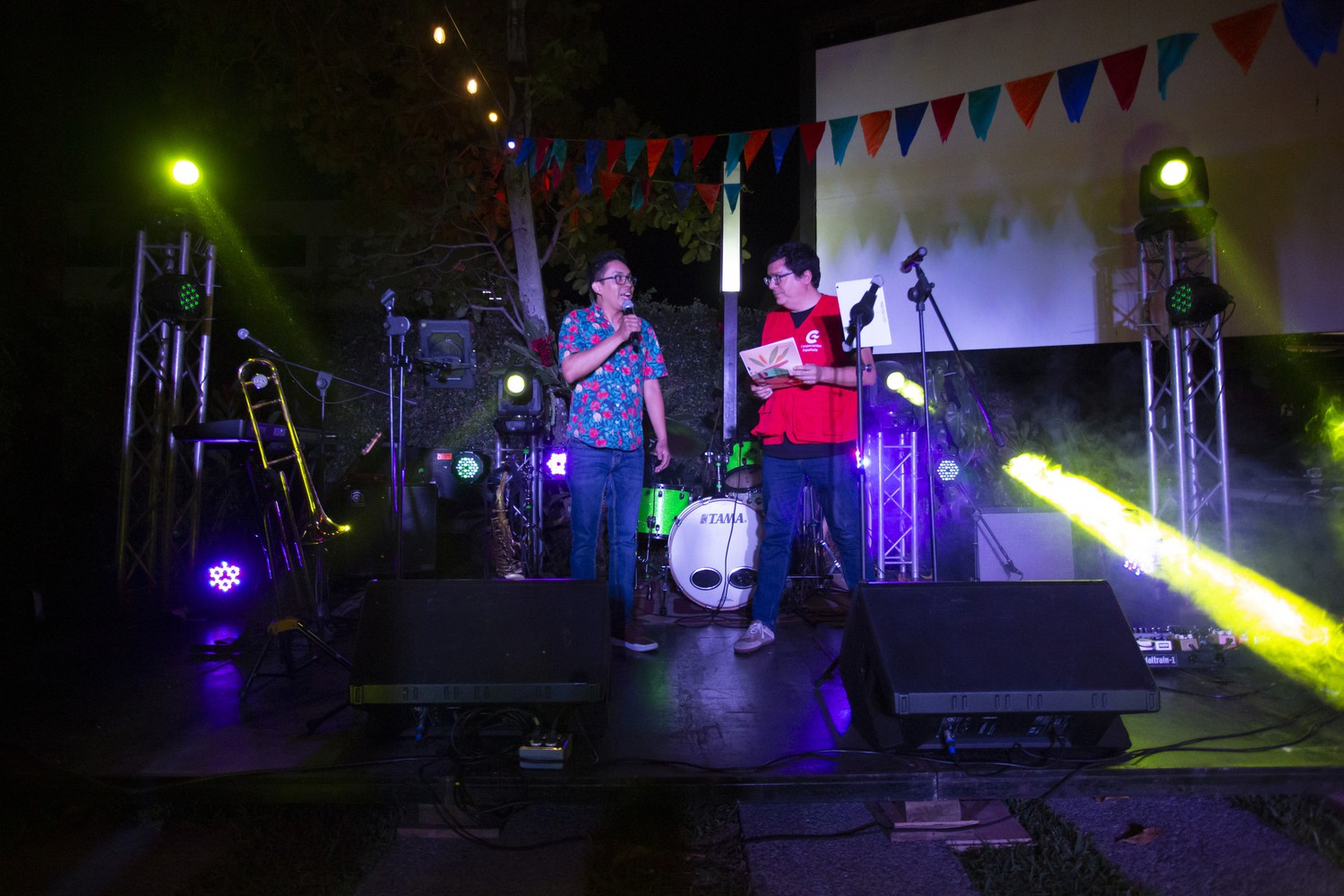 Director del CCESV, Álvaro Ortega junto con otro hombre en el escenario