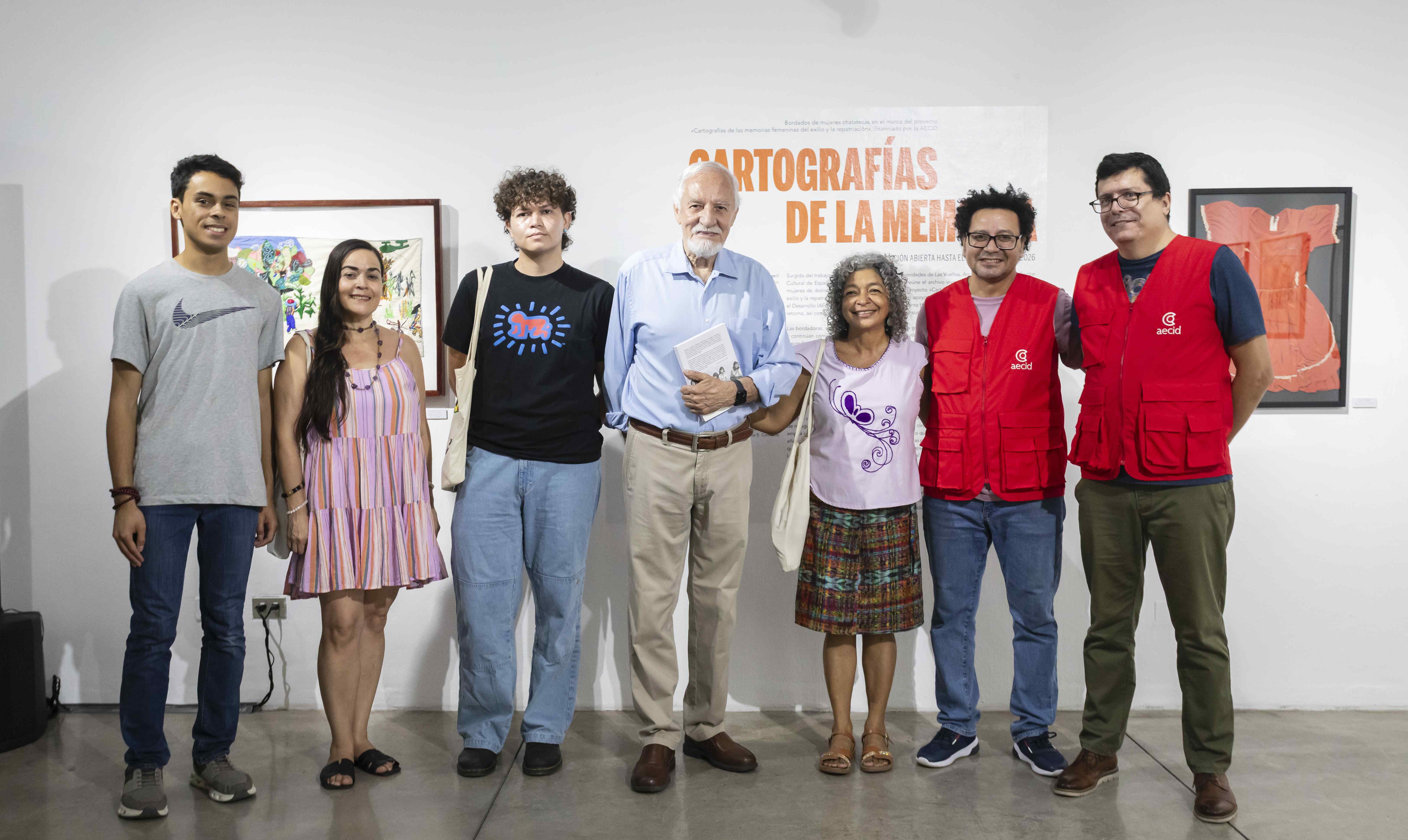 En la inauguración de la exposición «Cartografías de la memoria», una fotografía del equipo del Centro Cultural de España y del MUPI 