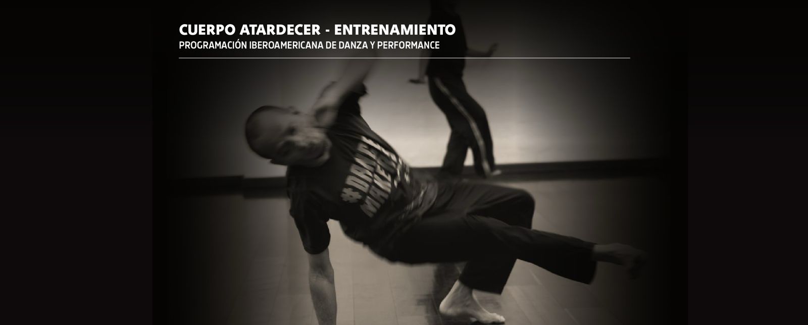 Fotografía de un joven haciendo un ejercicio de danza sobre el piso. En la parte superior se lee CUERPO ATARDECER-ENTRENAMIENTO: Programación Iberoamericana de Danza y Performance.
