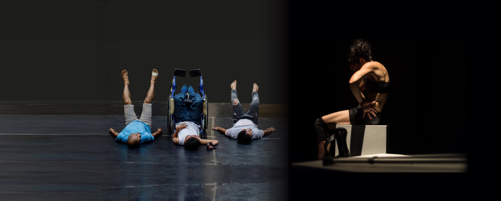 Composición fotográfica que muestra, del lado izquierdo, tres muchachos acostados sobre el piso con las piernas en alto, el del medio, es un chico en silla de ruedas. La foto de la derecha muestra a una bailarina vestida con un top y leguins cortos negros, que está sentada de perfil sobre un banco blanco en con el torso encorvado hacia adelante y las manos en la cintura, lo que muestra sus brazos y espaldas esculturales. En unas de sus rodillas lleva una rodillera y a su costado, sobre el escenario, descansa su muleta.
