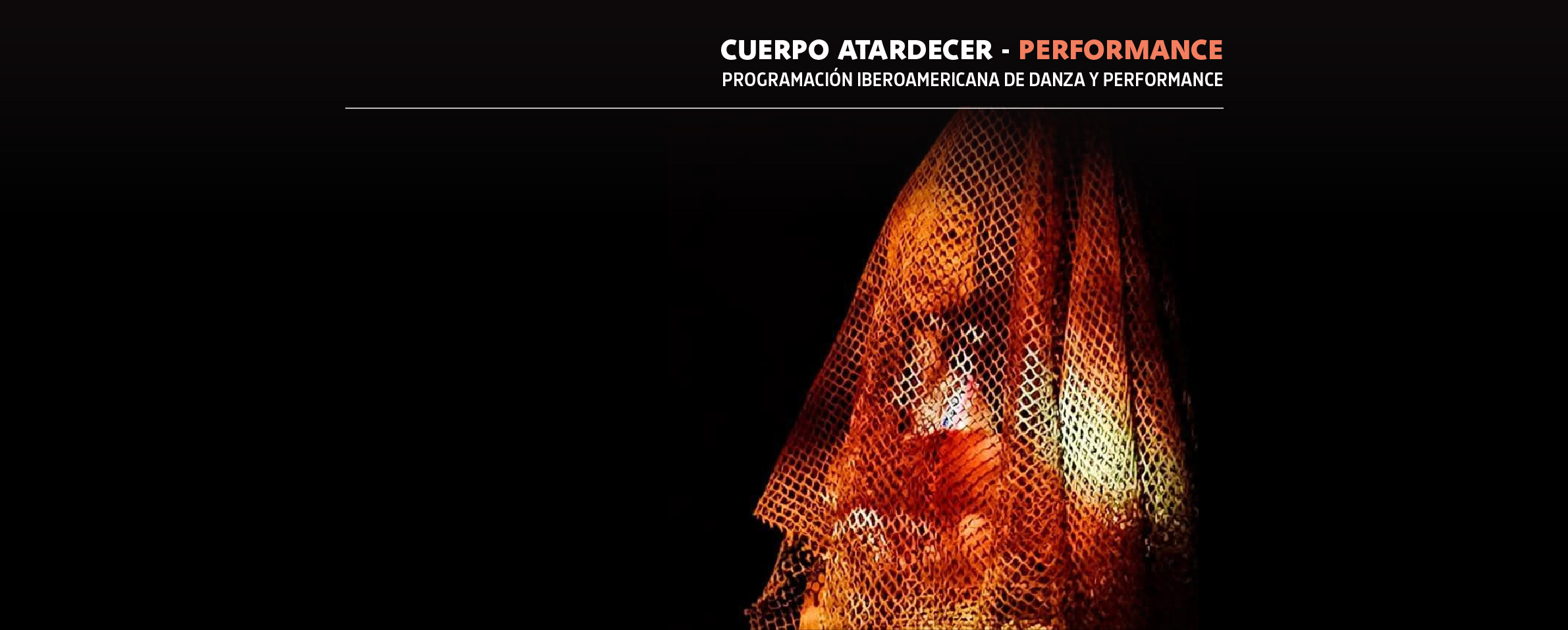 Foto de una mujer con el rostro y el torso cubiertos por una malla sobre la que se proyectan luces anaranjadas y blancas. En la parte superior se lee CUERPO ATARDECER-PERFORMANCE PROGRAMACIÓN IBEROAMERICANA DE DANZA Y PERFORMANCE.