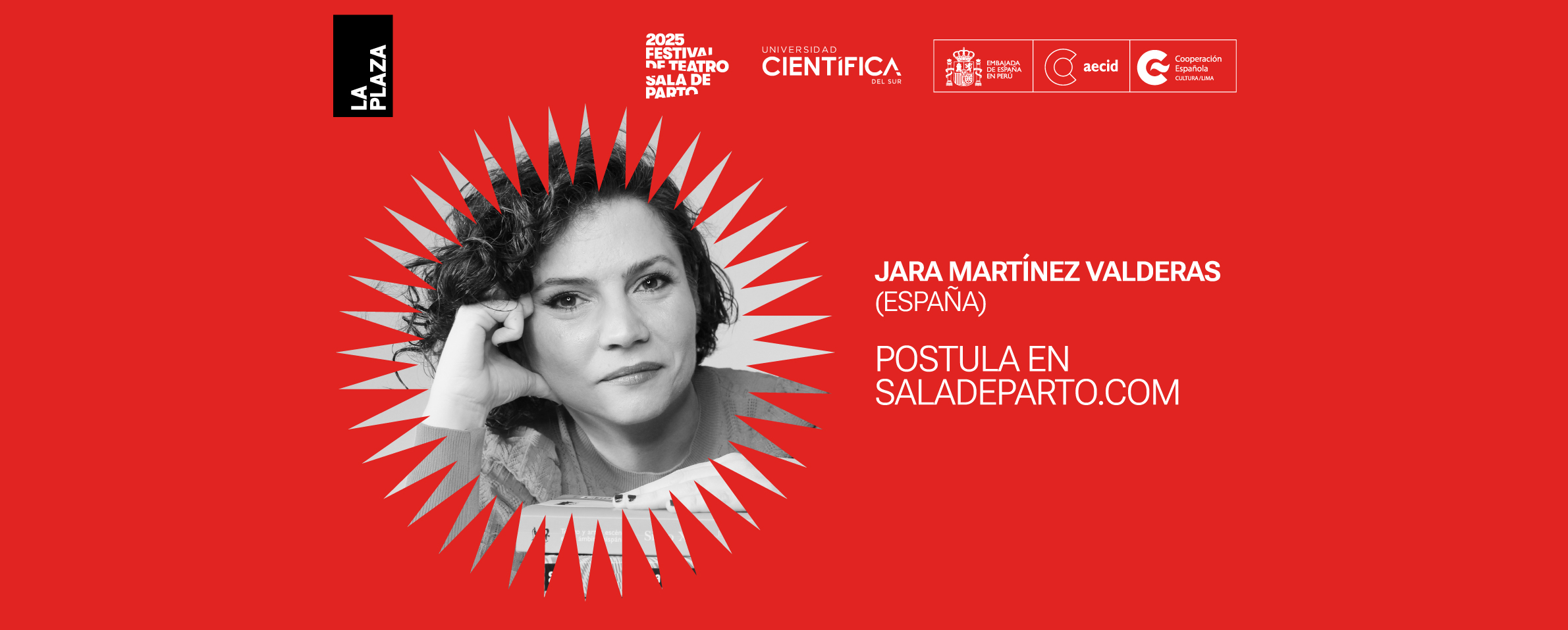 Sobre un fondo rojo y dentro de un círculo con bordes tipo rayos solares, aparece la foto en blanco y  negro de una mujer joven que apoya su rostro sobre una mano. Al costado se lee Jara Martínez Valderas (España), Postula en saladeparto.com. En el borde superior aparecen los logos de Teatro La Plaza, Festival de Teatro Sala de Parto 2025, Universidad Científica del Sur y el CCE Lima.