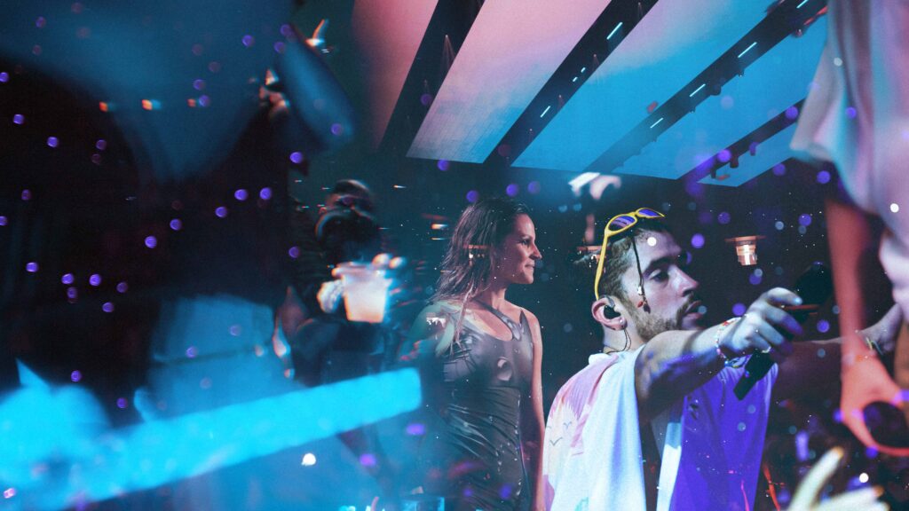 Bad Bunny junto a mujer en el escenario