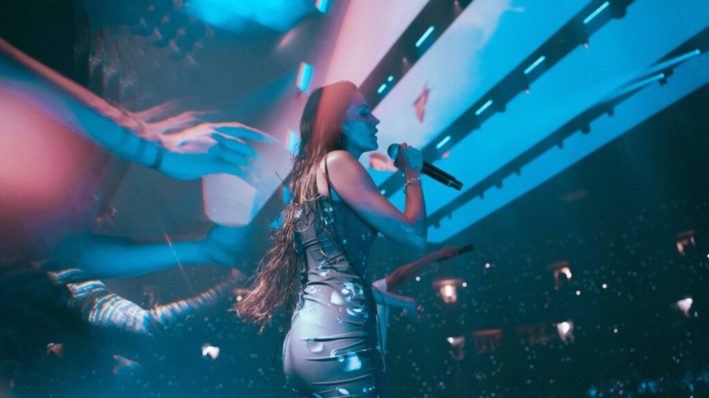 Mujer cantando sobre el escenario
