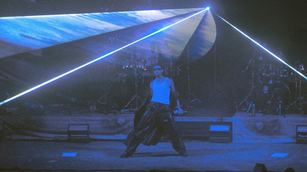 Hombre en el escenario
