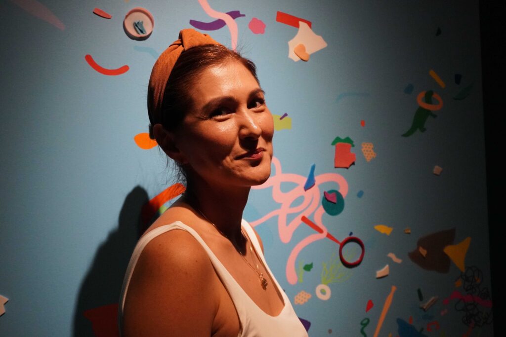 Karla Herencia junto a su obra