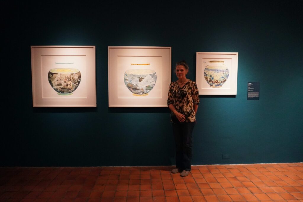Lorena Villalobos posando junto a su obra
