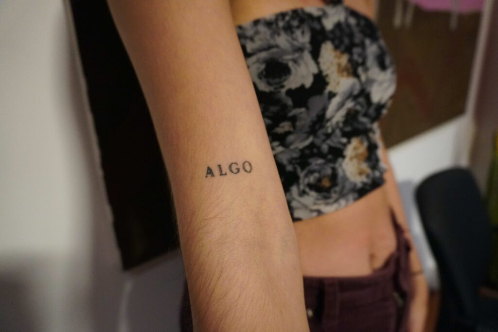 Tatuaje en el brazo, Algo