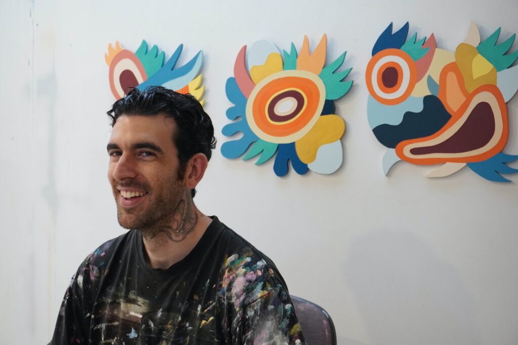 Dino Urpí junto a su obra