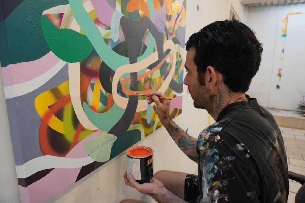 Dino Urpí trabajando en su obra