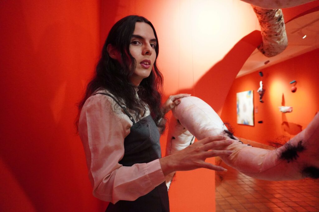 Emma Segura Calderón junto a su obra