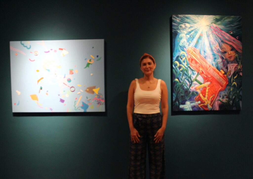 Karla Herencia junto a sus cuadros