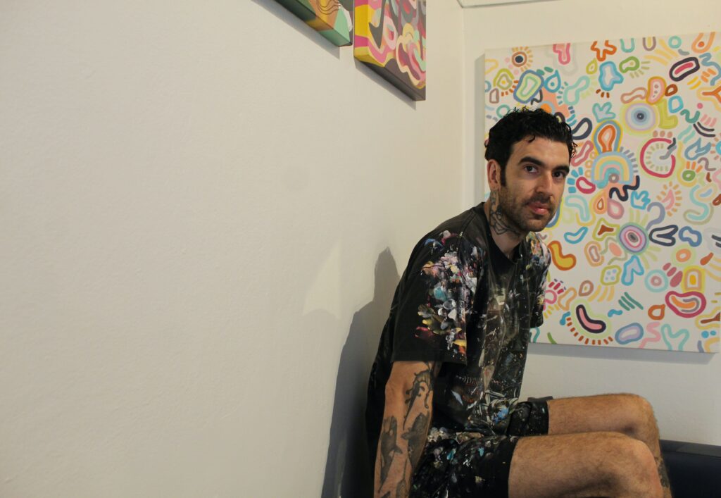 Dino Urpí sentado junto a su obra