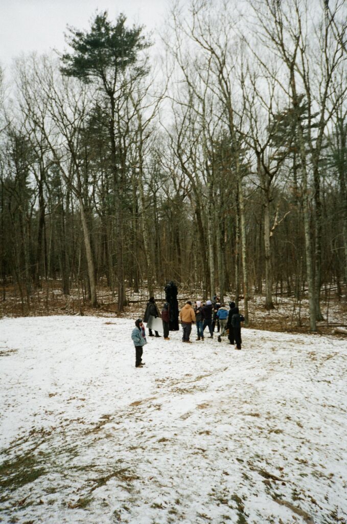 Personas en el campo con nieve